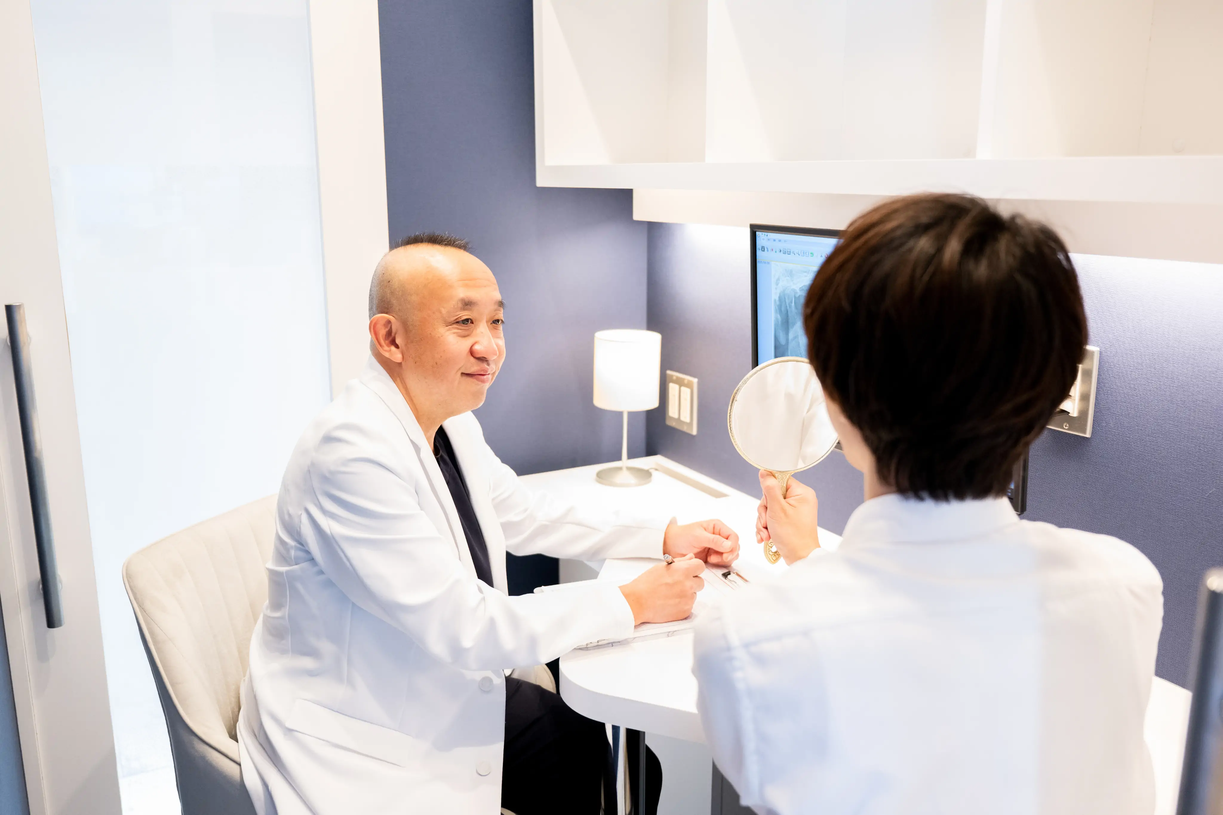 院長が患者に説明する様子